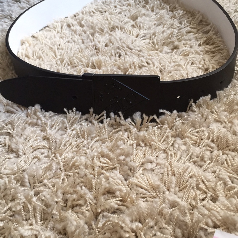 Black and White Reversible Guess Belt